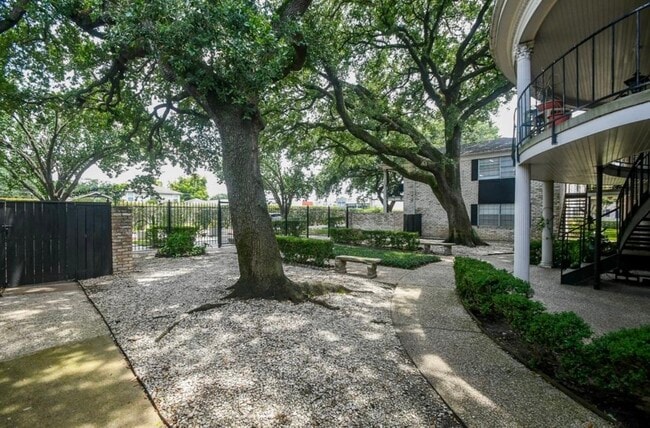 Building Photo - 7900 Westheimer Rd