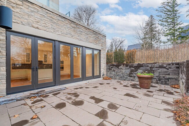 Building Photo - 10 Maple Grove Dr