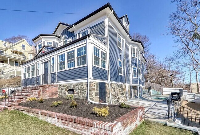 Building Photo - 7 Hillside Ave