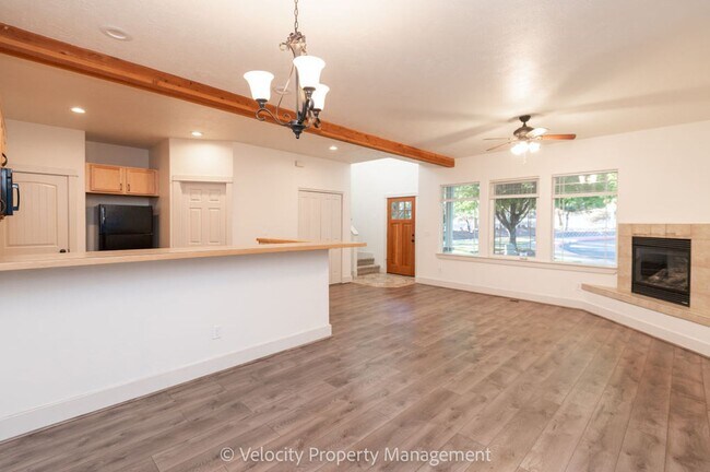 Foto del edificio - Beautiful Home in SW Bend - 1 dog considered!