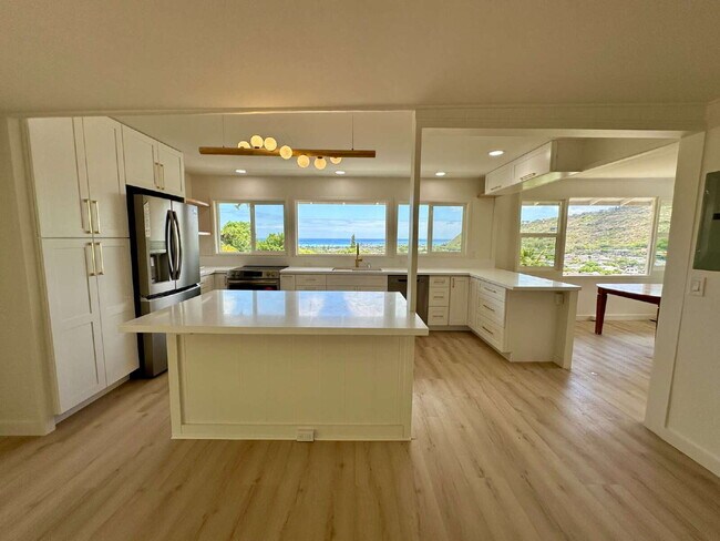 Foto del edificio - Renovated 3BR/2BA Home with Ocean Views – Aina Haina