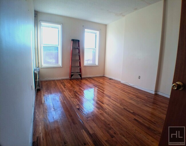 Building Photo - Sunny Three Bedroom on Pitkin Avenue - Bro...