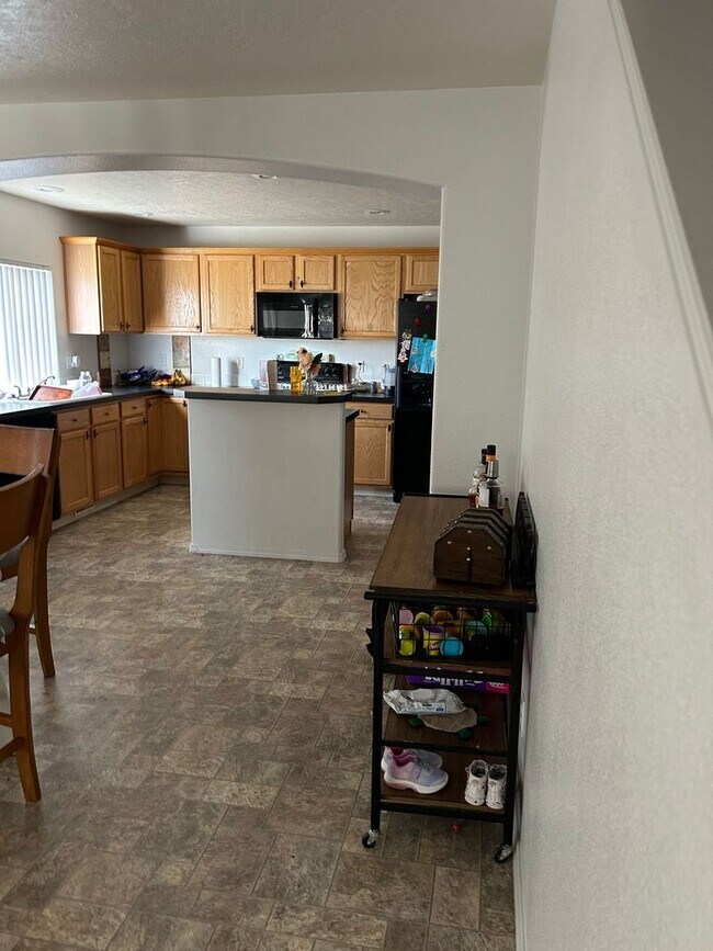 Building Photo - 4 Bedroom Home on Corner Lot w/ 2,000 sq. ...
