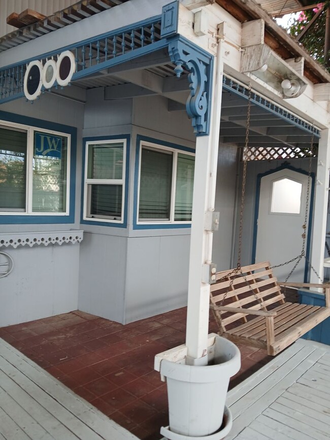 Building Photo - Spacious 2 Bedroom 1 Bath Apartment