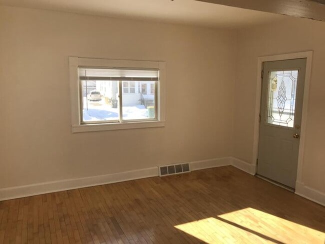 Building Photo - Lower nice one bedroom apartment