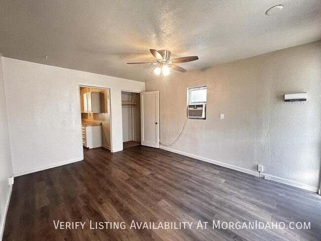 Building Photo - Conveniently located 1 bedroom with washer...