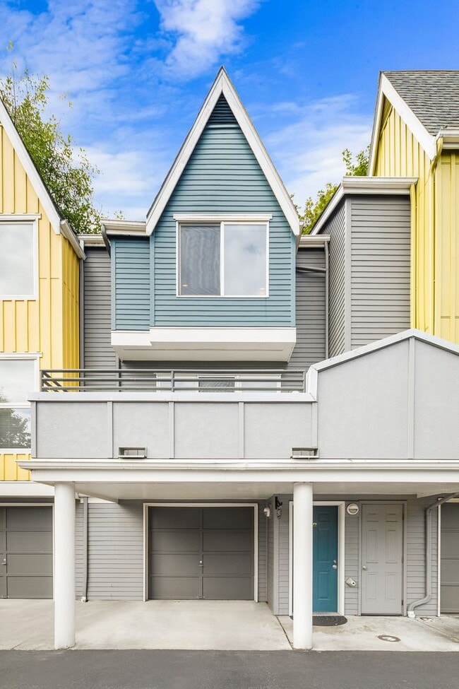 Building Photo - 2 Bedroom 2 Bath Townhouse 2 Car Garage S ...