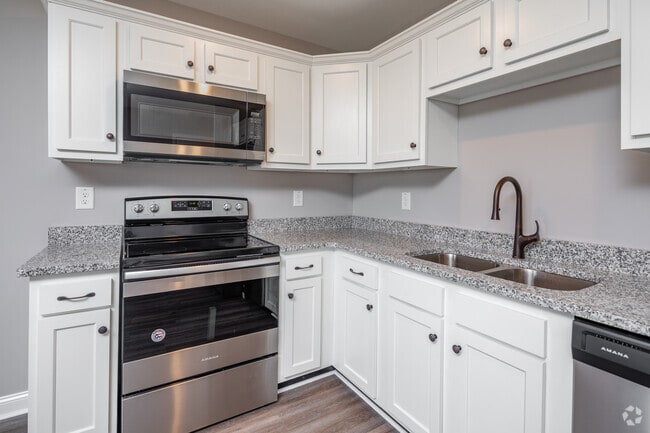 Interior Photo - 580 Heritage Pointe Drive