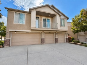 Building Photo - 6935 Traveler Ln