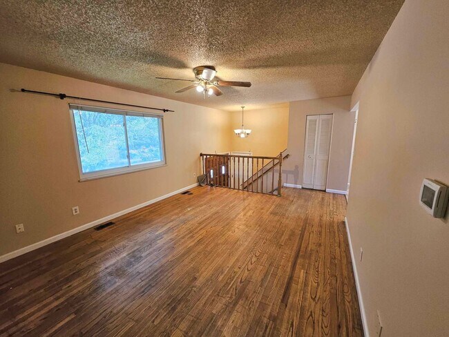 Building Photo - Charming 4 Bedroom Bi-Level Home in Securi...