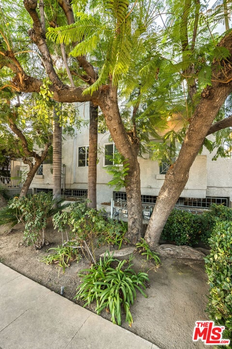 Foto del edificio - 15153 Burbank Blvd