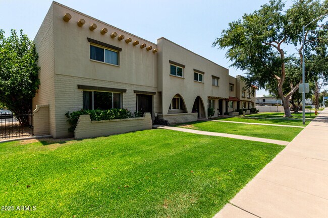 Foto del edificio - 6825 E Osborn Rd