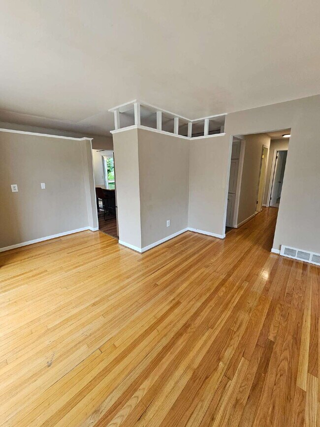 Building Photo - Beautiful 3-Bedroom Ranch in Desirable Northwest Warren, Nice Kitchen, Large Living Room, Finishe...