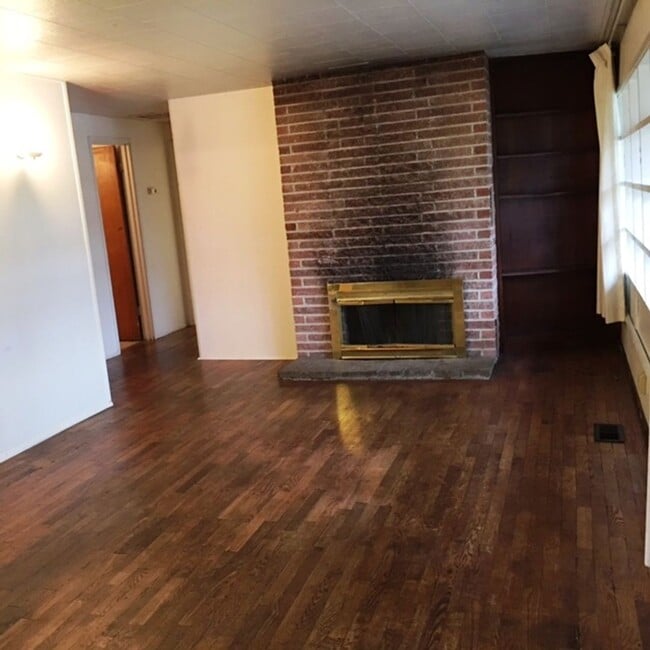 Building Photo - 3+ Bdrm in Quiet Neighborhood w/Lots of Natural Light