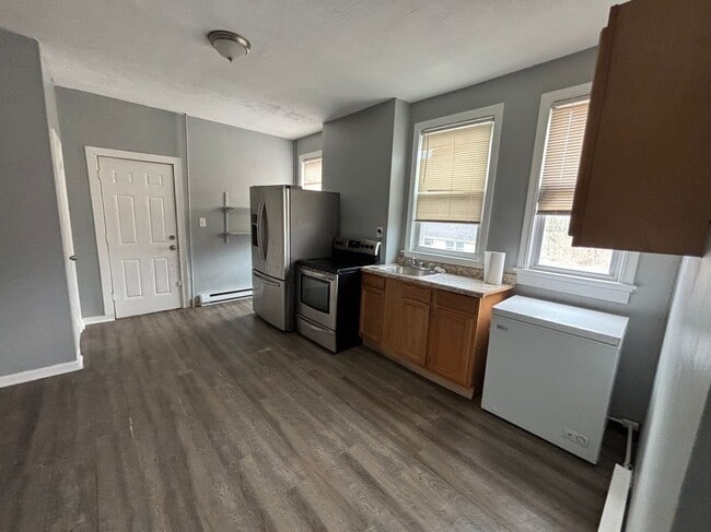 Building Photo - 2372 Main St