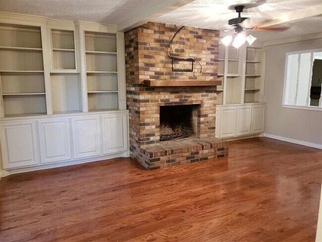 Building Photo - 2213 Forest Park Dr