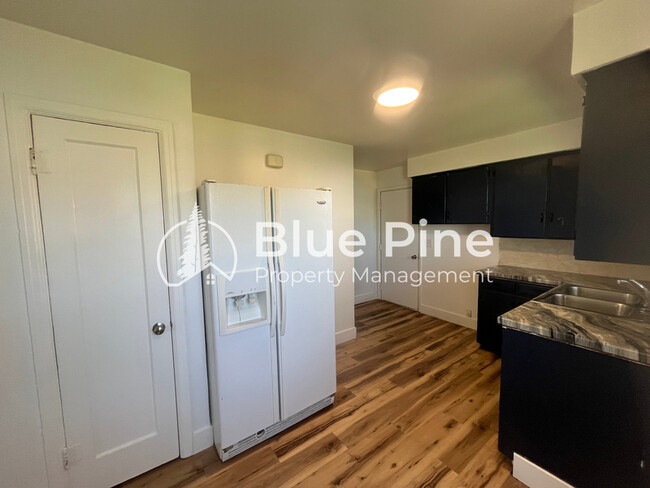 Building Photo - 1026 Vine Ave