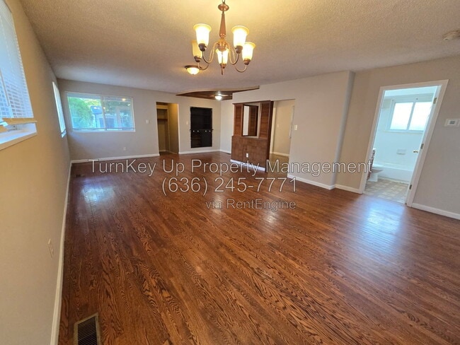 Building Photo - 2223 Lovett Dr