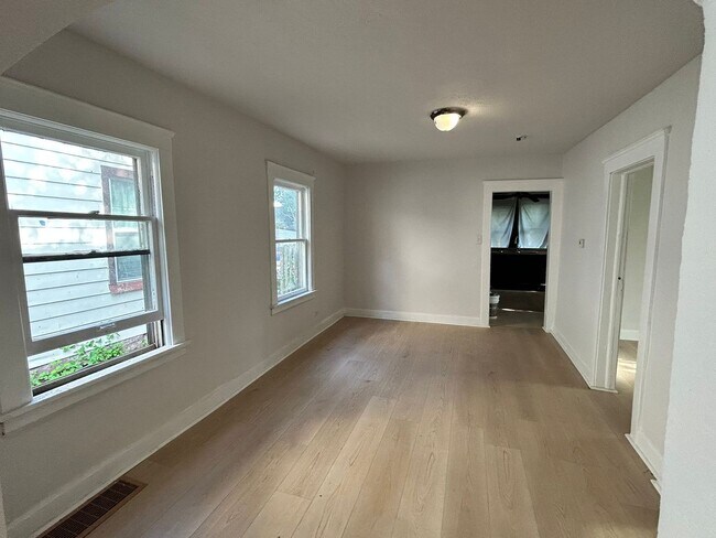 Building Photo - Beautiful Large 3 Bedroom Home West Cleveland