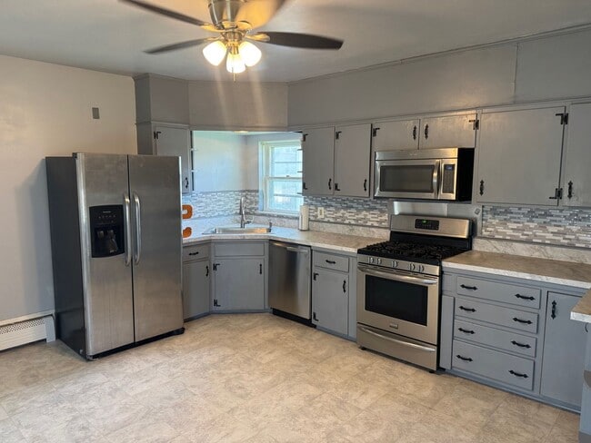 Foto del edificio - Spacious West Norriton Old World charm 4 B...