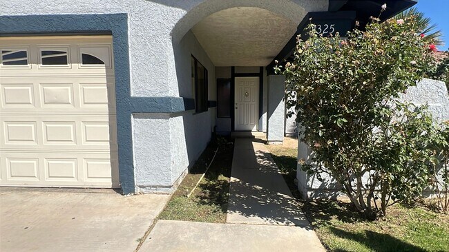 Building Photo - East Lancaster Home