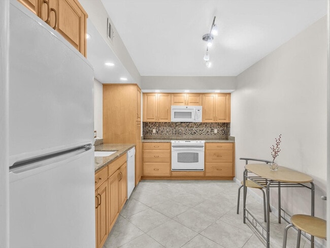 Foto del edificio - 1150 Hillsboro Mile