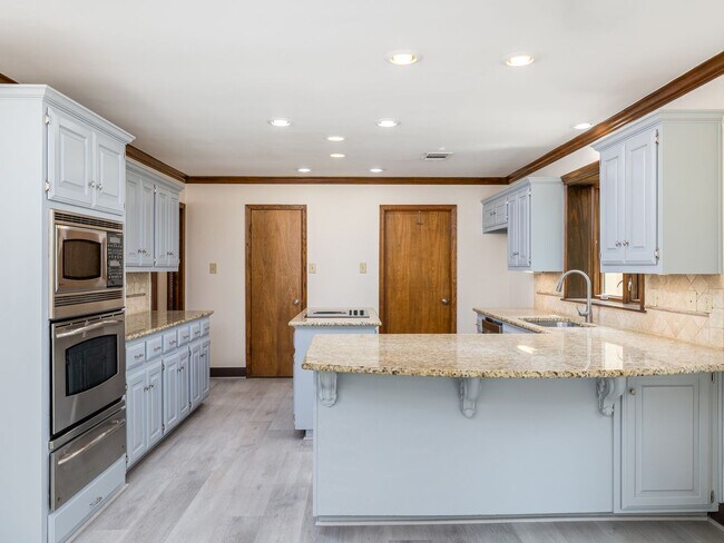 Foto del edificio - Park like Executive Home on Cul-de-sac / Northwest Balcones / 4 bedrooms, 3.5 baths, 3 car garage...