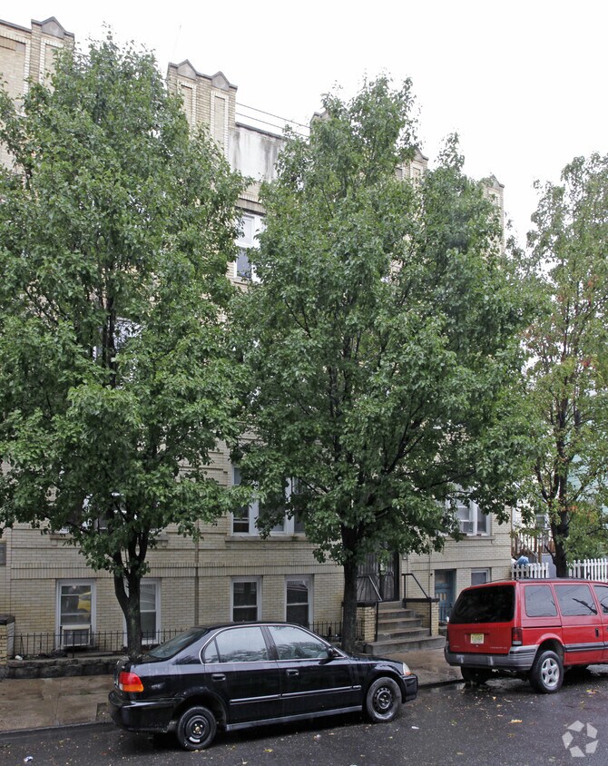 Primary Photo - 450 Wayne St