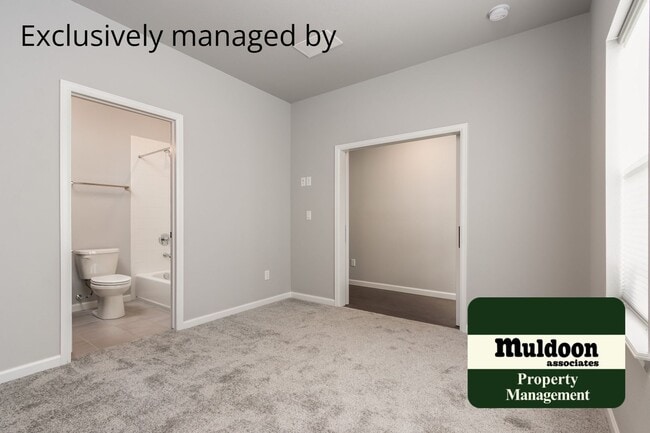 Building Photo - NICE TOWNHOUSE! DOWNTOWN LIVING!