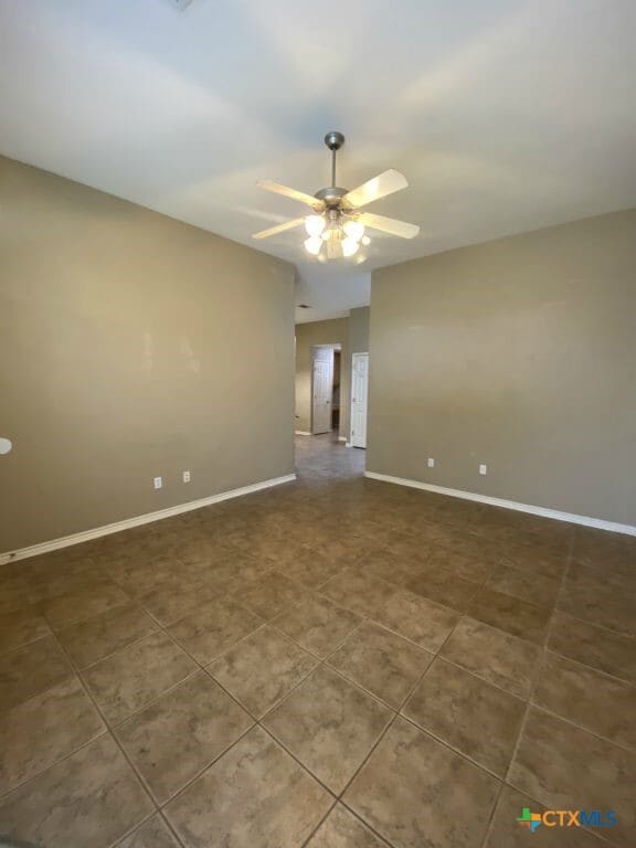 Building Photo - 816 Twin Oaks Dr