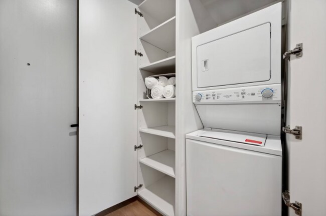 Photo - 200 W Institute Pl Apartment