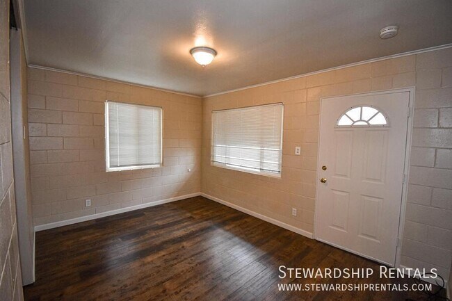 Building Photo - Cozy 1 bd duplex in Oakridge!