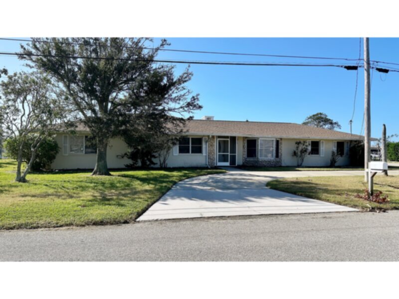 Primary Photo - Spacious 4 Bedroom 2 Bath Waterfront Pool ...