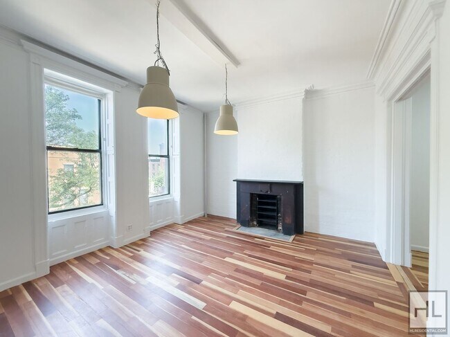 Foto del edificio - Massive Fort Greene 3-Bed 1-Bath / In Unit...