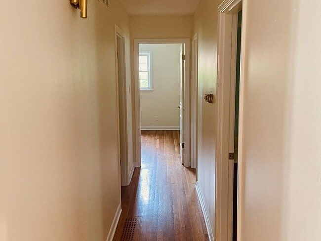 Building Photo - 3233 Saxon Dr