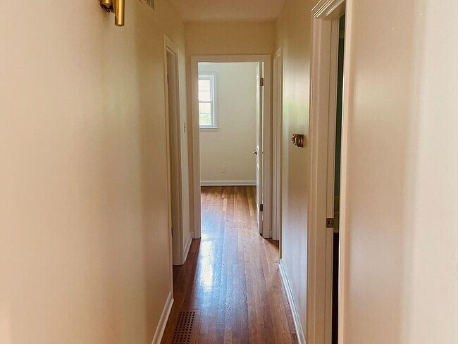 Foto del edificio - 3233 Saxon Dr