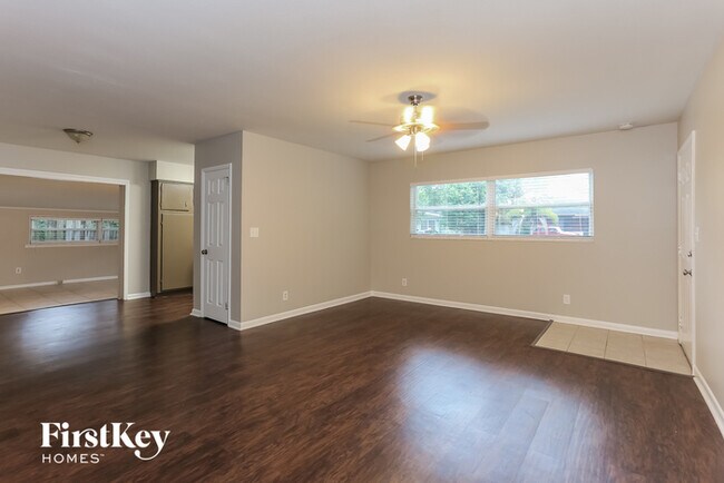 Building Photo - 3206 Red Oak Dr