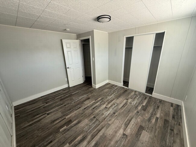 Building Photo - Beautiful splint entry West Jordan home ready for move in!