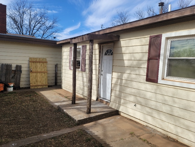 Building Photo - 502 Fir St