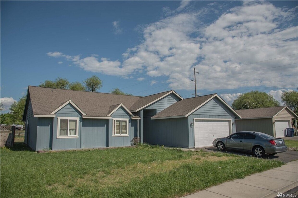 Primary Photo - 3 br, 2 bath House - 2202 N Brookfield Street