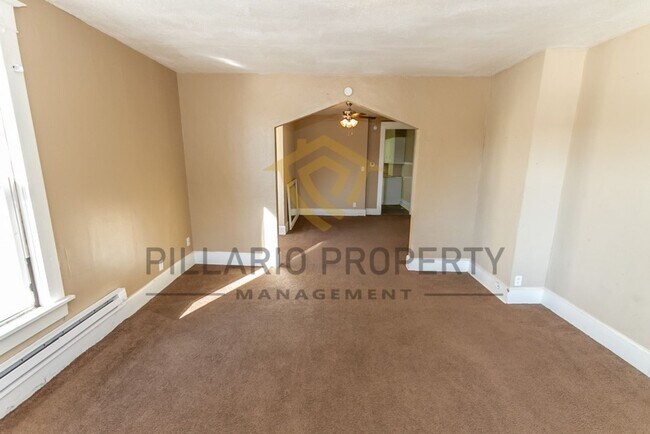Foto del edificio - Remarkable Tuxedo Park Triplex for Rent/1B...