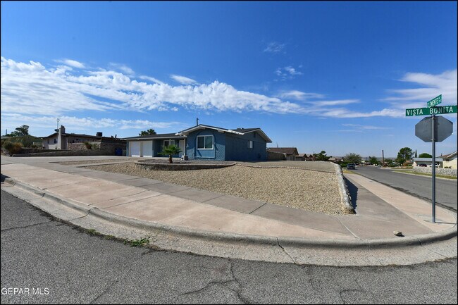 Foto del edificio - 233 Vista Bonita St