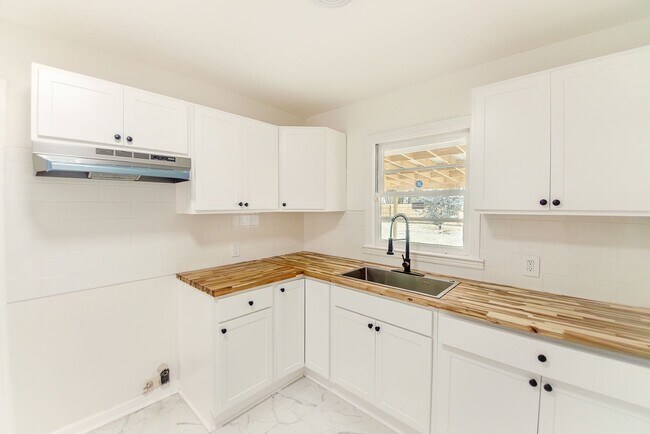 Foto del edificio - AVAILABLE JUNE 1st- 3 BEDROOM 2 BATHS