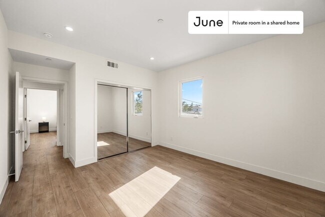 Foto del edificio - Private bedroom in 4 bed/4 bath Home