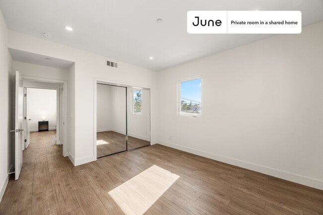 Building Photo - Private bedroom in 4 bed/4 bath Home