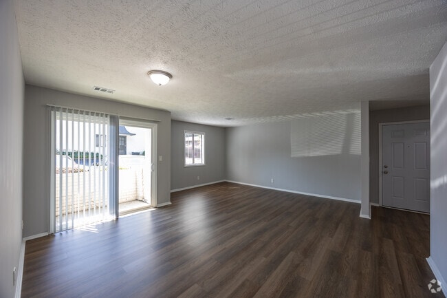 1BR, 1BA - 950SF - Living Room - Peppertree Apartments