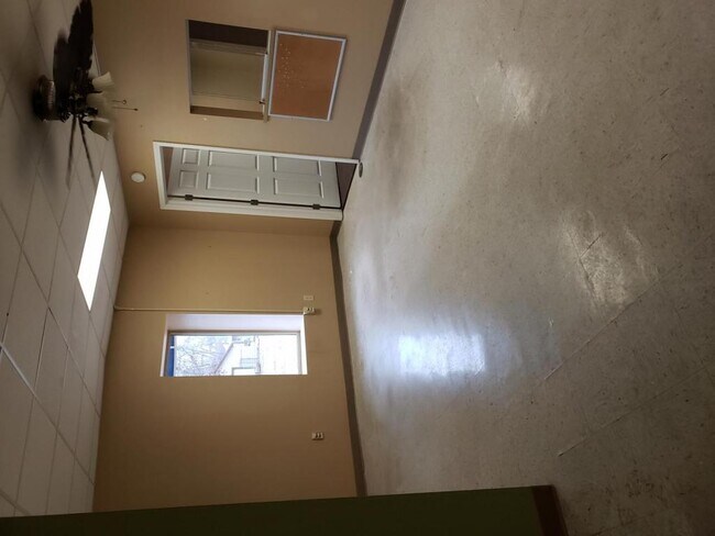 Building Photo - 314 E Washington St Unit C