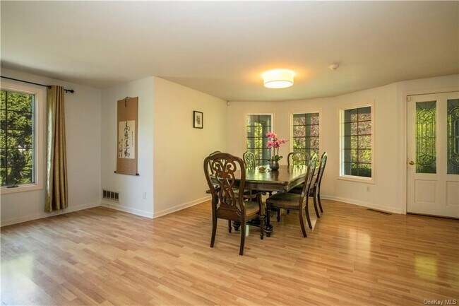 Foto del edificio - 150 Saxon Woods Rd