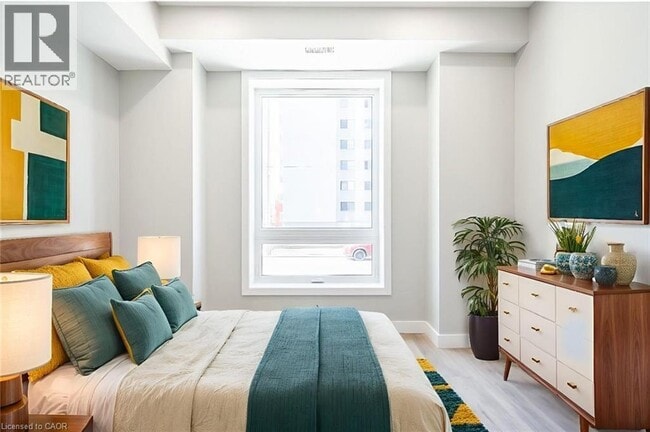 Building Photo - 102 Wellington St N