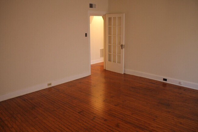Building Photo - 2nd floor apartment